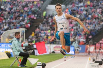 Milloin Simo lipsauttaa? Pertti Pousi ja 99 muuta erittäin vanhaa kansallista yleisurheiluennätystä